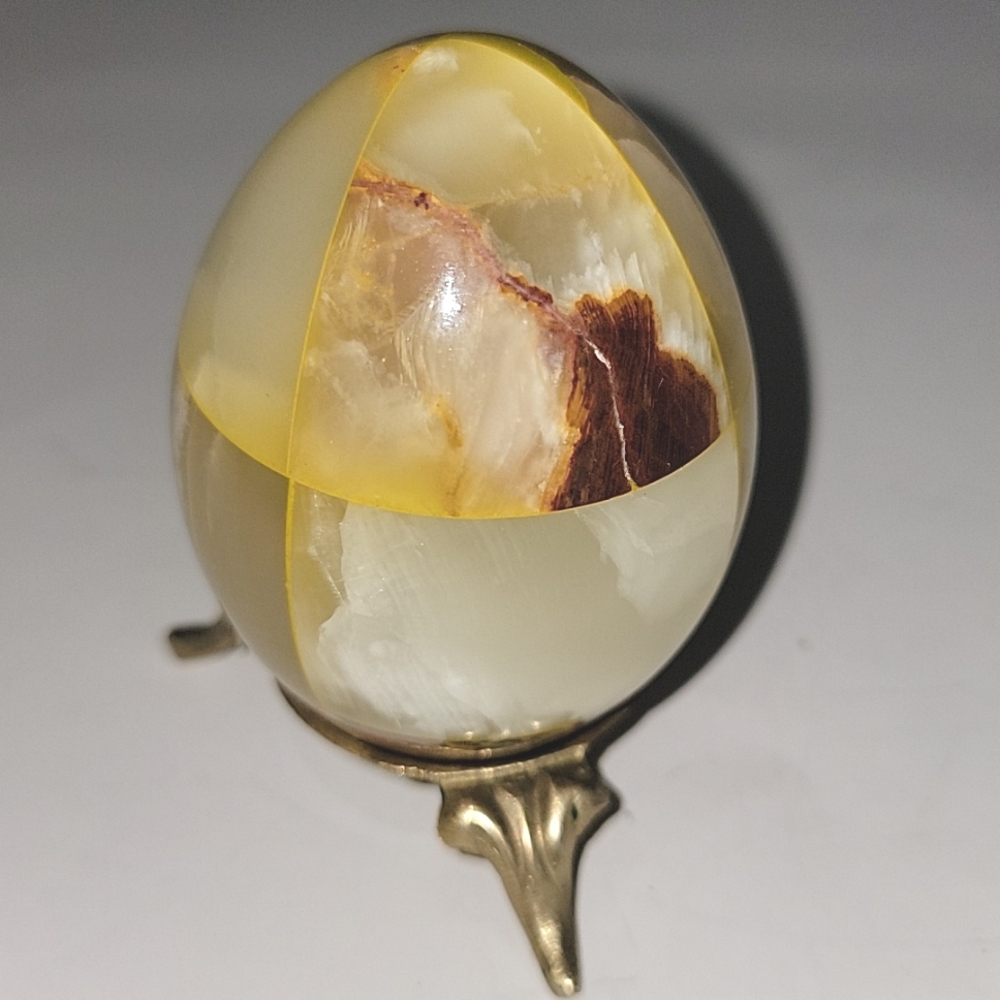 ELEGENT YELLOWISH & BROWN ONYX EGG WITH BRASS STAND